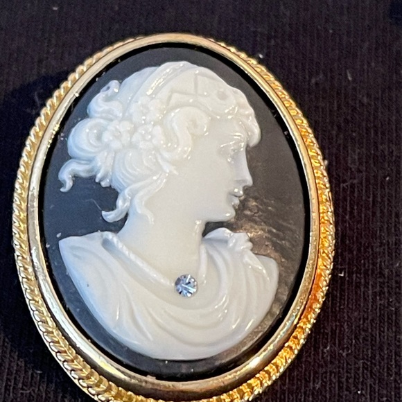 Vintage Avon Brooches Cameo and Cherub - Picture 3 of 11